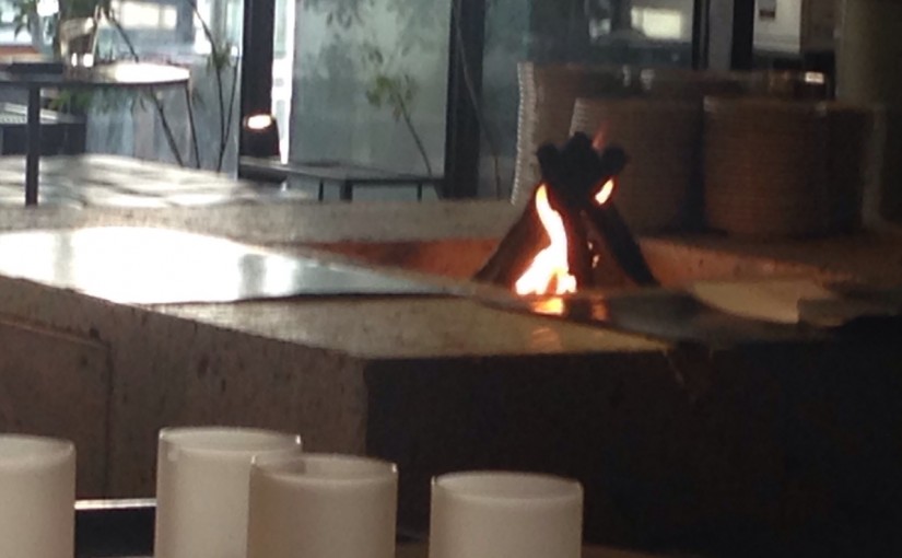 暖炉のあるカフェで